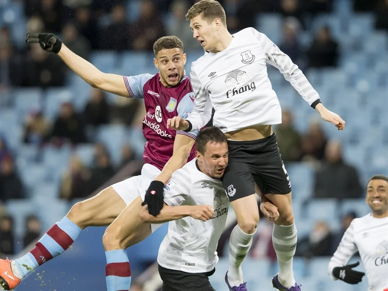 Rudy Gestede en un lance del partido | Fotografía: Aston Villa FC