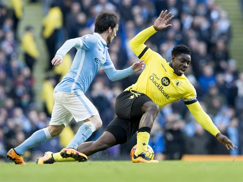 Micah Richards, en la disputa por un balón | Fotografía: Aston Villa FC