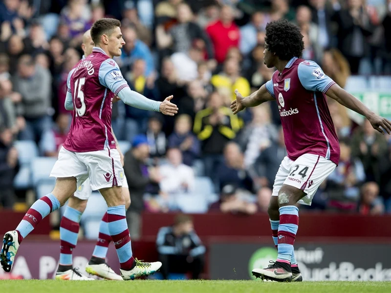 Carlos Sánchez felicita a Ashley Westwood | Fotografía: Aston Villa FC