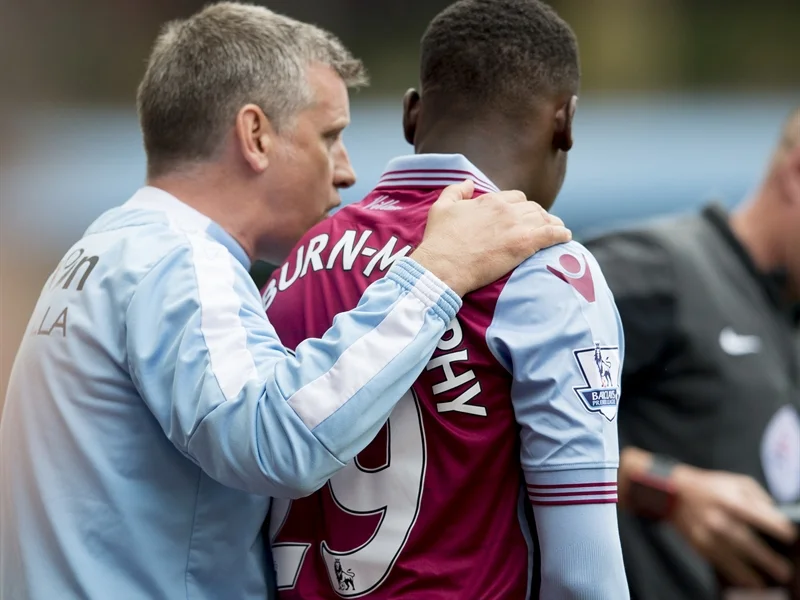 Eric Black y el debutante Rushian Hepburn-Murphy | Fotografía: Aston Villa FC