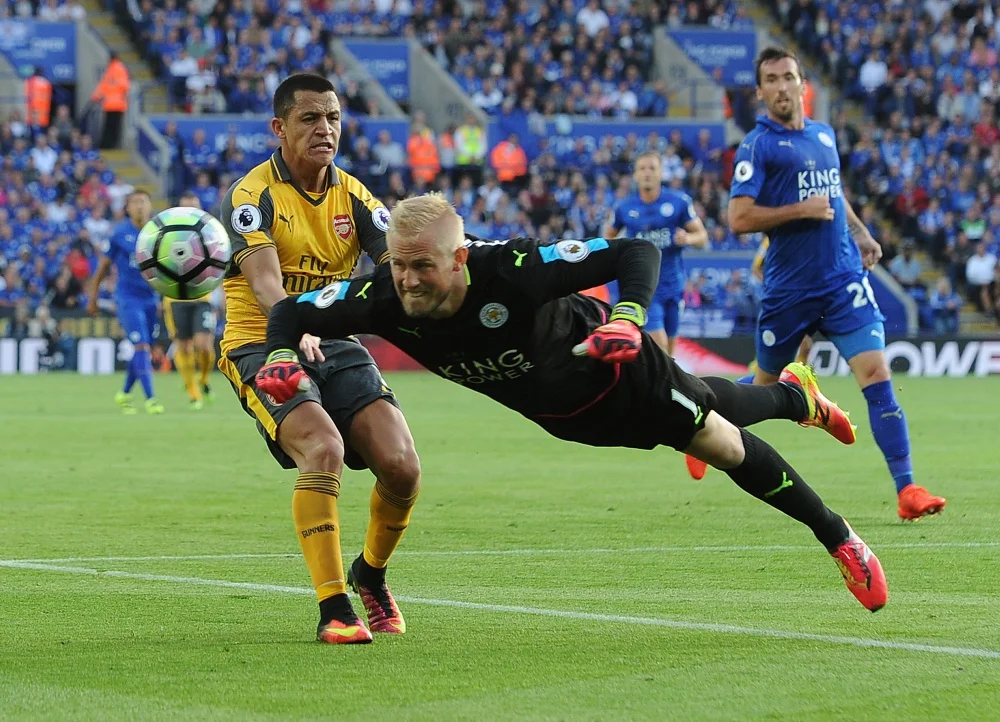 Alexis Sánchez y Kasper Schmeichel | Fotografía: Arsenal