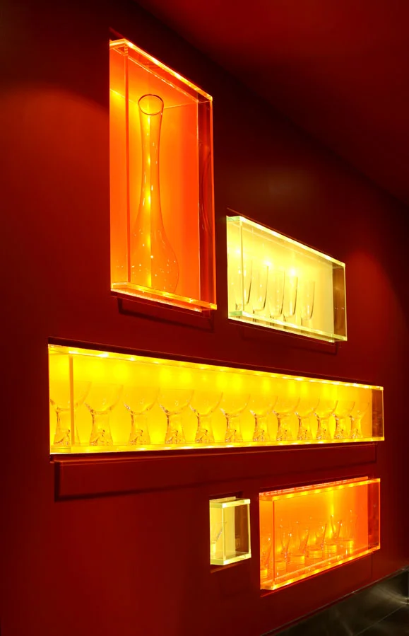 In the lower level lounge of this new home, we asked brilliant glass artist Jeff Goodman to create a collage of pieces that would suggest “fire and ice”, a reference to the owner’s fun-loving personality.