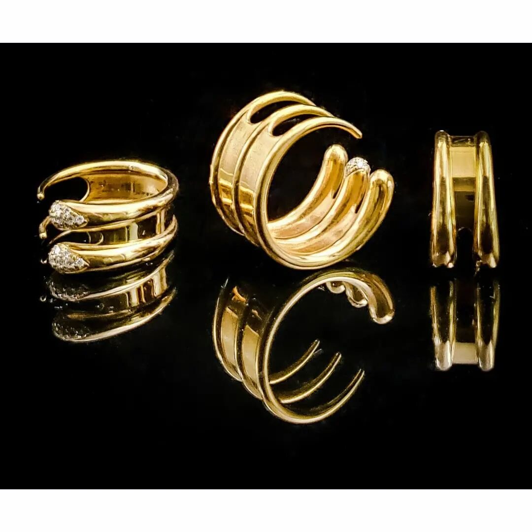 Happy Friday! Let us distract you with our chunky  rings in 18k.

Shop and personalize your Claw Ringlet at rachelweld.com

Make it your own.

#clawrings
#rachelweld
.
#ringstack #jewelrylover #jewelrydesign #statementring #personalize #moderndesign