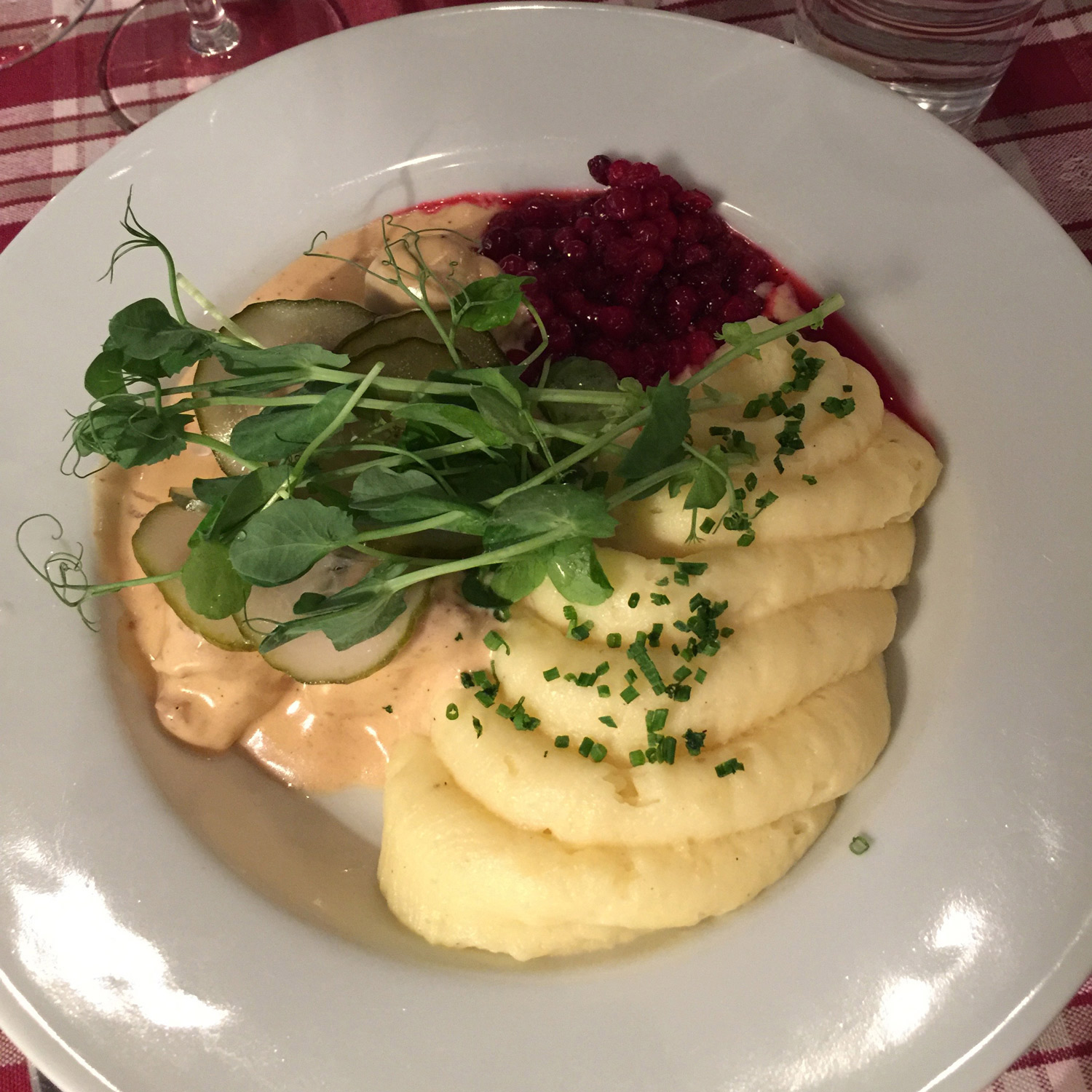 under_kastanjen_restaurant_swedish_meatballs.jpg