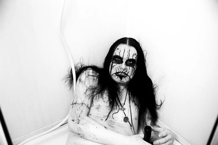 Nattefrost covered in his own shit. 2004