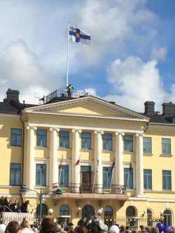 Tänne heitä odotettiin auringon paistaessa, ja hetkeä myöhemmin...