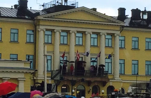... sinne he saapuivatkin onnea tuovan raekuuron ja kaatosateen saattelemina!