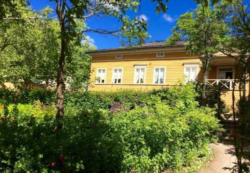 Kirjassa mainitaan myös Porvoossa sijaitseva Fredrika Runebergin puutarha.