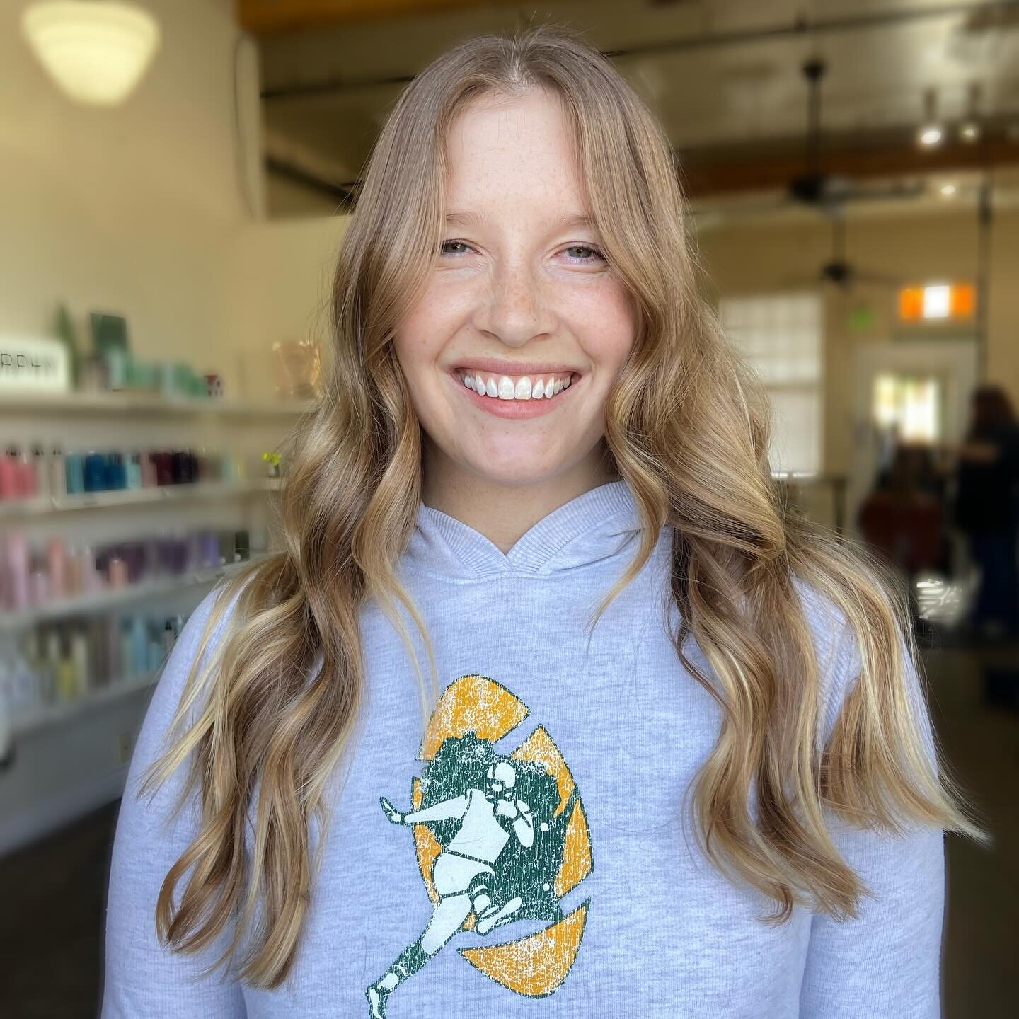 HiveU for the win again! Just a trim and some perfectly soft waves to frame this gorgeous smile. 😍

We&rsquo;ve still got time before the holiday break for trims, glosses, treatments and colors! 💇🏽&zwj;♀️🪩🧖&zwj;♀️🎨

You can call, text, email or