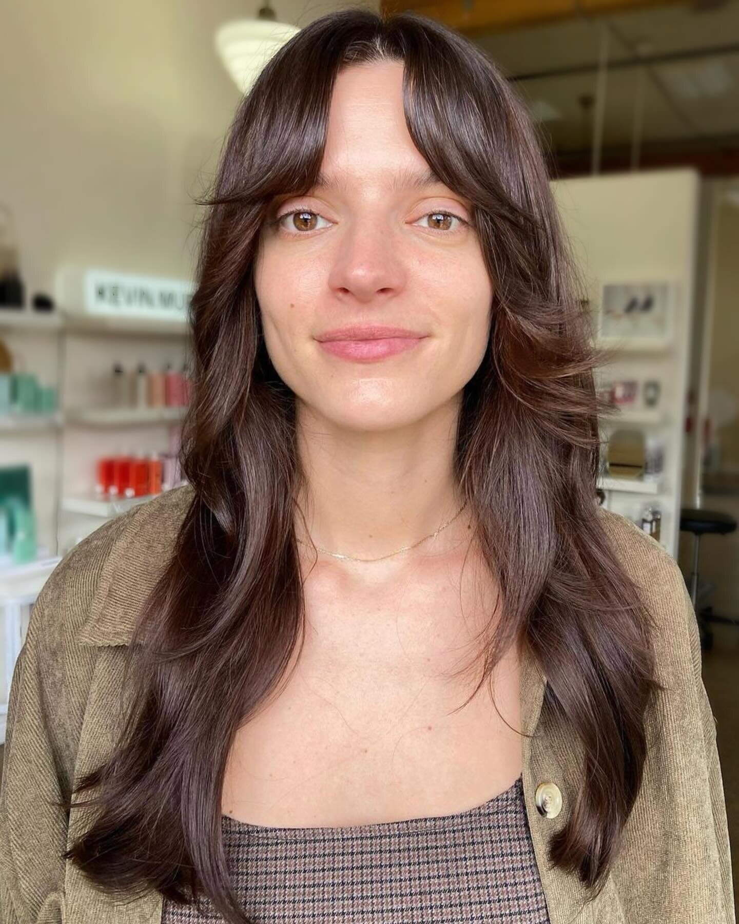 Beautiful face-framing layers paired with cutest side bangs brought to you on this beautiful Sunday. 🍷

Hope you&rsquo;re all enjoying the glorious weekend and we hope to see you this week! 🫶🏻
.
.
.
.
#hive #hiveu #salon #salonlife #slostylist #fa