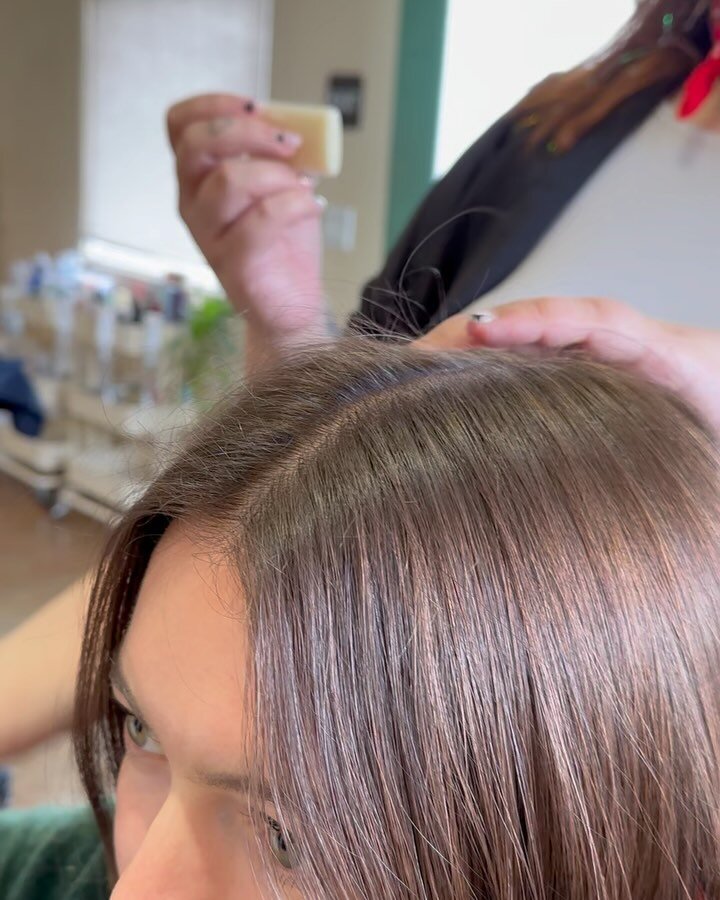 When your girl says &ldquo;sit down&rdquo; - you know it&rsquo;s gonna be a good day. 🤠

Swipe to see the BEFORE + AFTER, brought to you by @randco DART. 🎯 

Get yours at Hive!
.
.
.
.
#hive #hiveu #hivehair #hairsalon #frizzies #frizzy #fkyaway #f