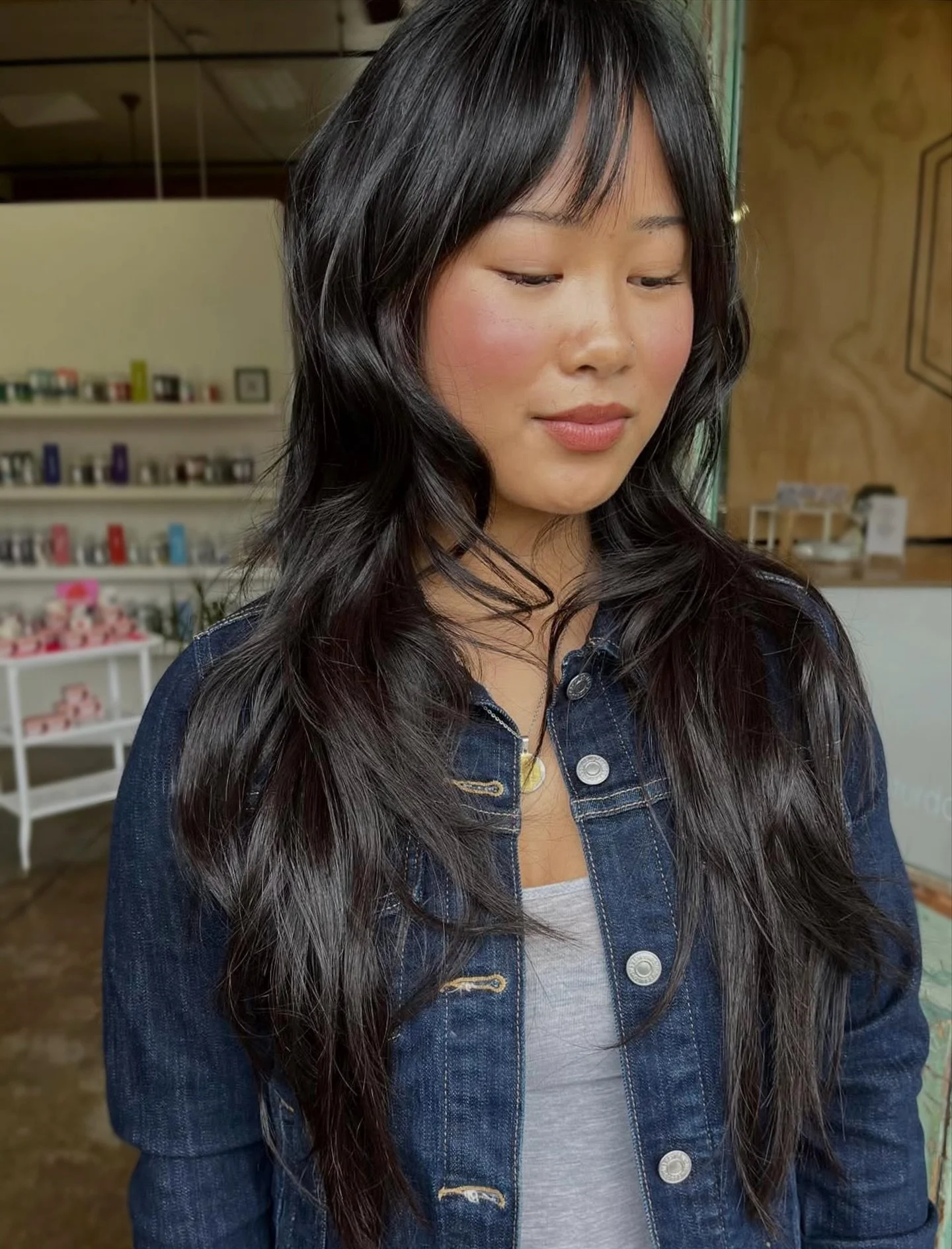 THIS HAIR IS EVERYTHING ommmmggggggggggg 🤤
A truly stunning haircut to match this gorgeous girl. I am obsessed. Bangs, length, texture, wave- it’s all too good. 😍😍😍😍😍
Best part? We’ve got openings today! CALL TEXT or BOOK ONLINE ?
