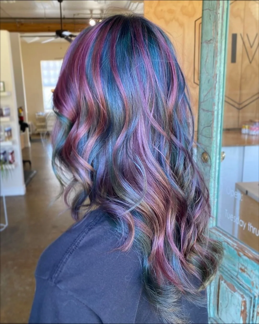 💯% Ammonia-Free hair color - because having some fun with your color doesn&rsquo;t mean you have to compromise the vividness color, the integrity of your hair, OR your sense of smell. ⚠️

Just look at those POPS! 🍾🎨

#hive #hiveu #hivehair #salon 