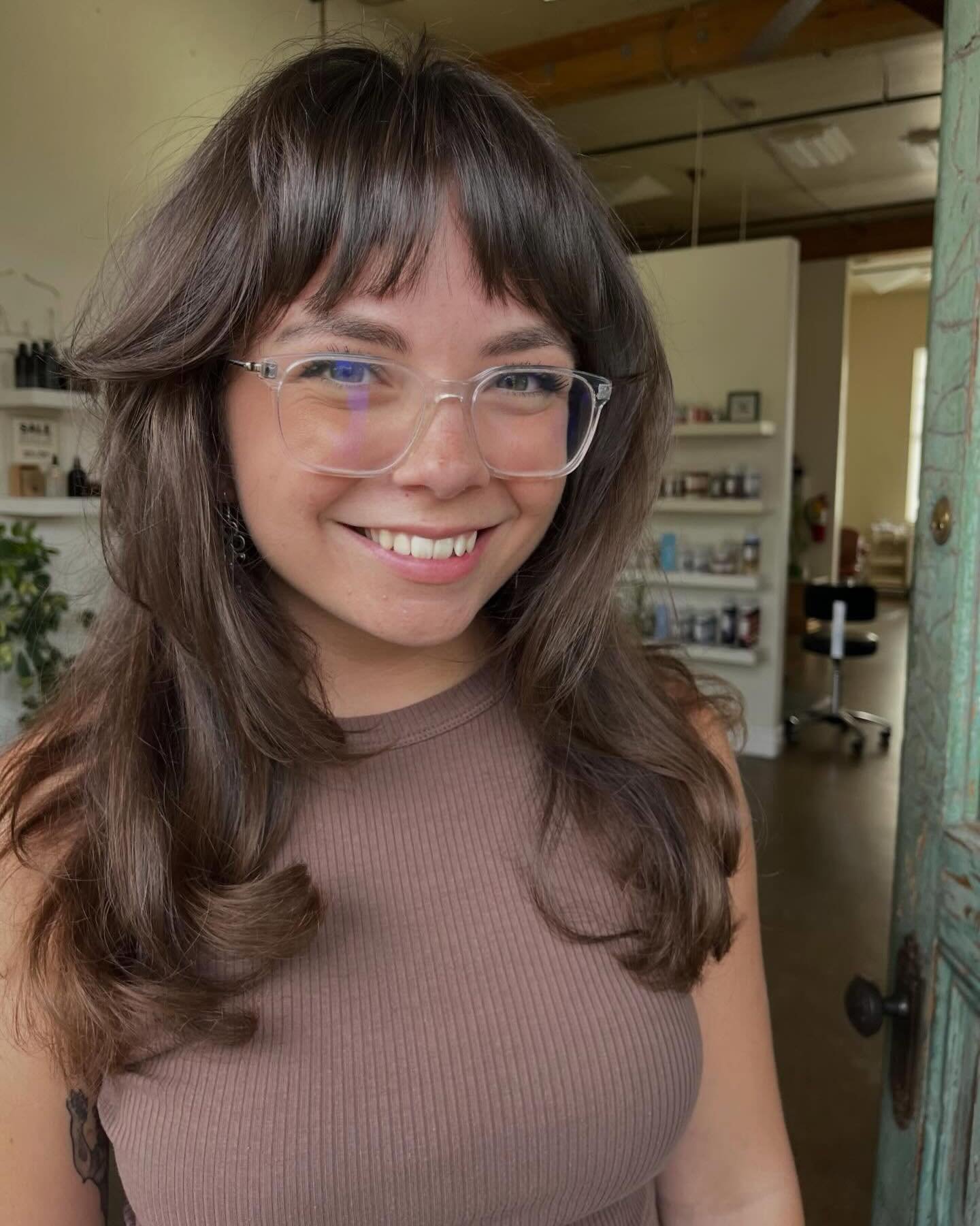 Truly do not think a cuter bang / cut / glasses / smile / person exists? 🔟/🔟 knocked it out of the park. ⚾️💥👏🏻

BOOK your custom, Eco-Friendly salon experience TODAY! Click CONTACT to get started. 📲

✂️ MEDIUM / LONG HAIRCUT

#hive #hiveu #hair