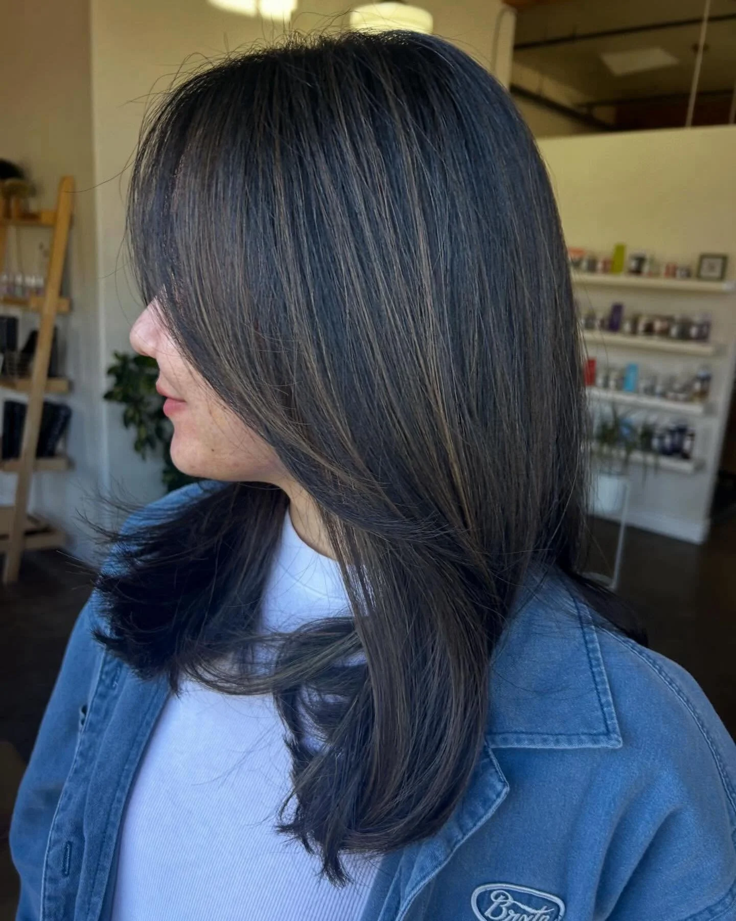 Brighten up your gorgeous dark hair by adding a little ✨CUSTOM BLONDING✨ to your life!

These subtle but powerful highlights add just the right amount  of 💥POP💥 and dimension to this beautiful, rich, dark base.

You can too! Consult with a stylist 