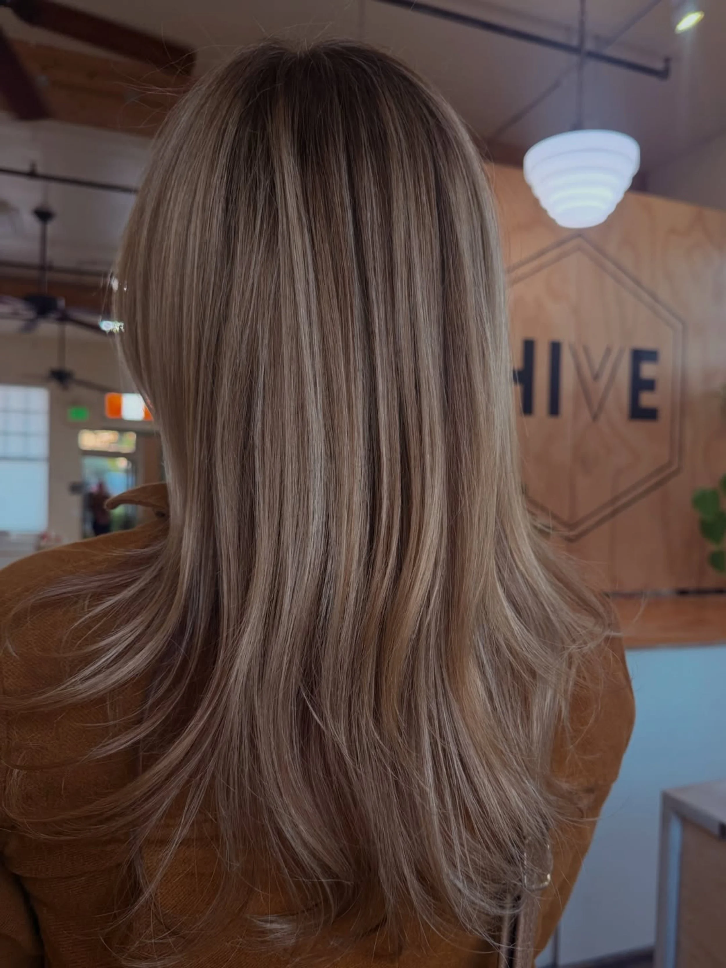 COLOR / CUSTOM BLONDING / ADD-ON HAIR TREATMENT ✔️✔️✔️

🎨All over/global/maybe even gray coverage.
🍾Adding those pops of lightness and brightness
🩺Keeping the health, strength  and integrity of the hair ALIVE!

Perfect trifecta! Book now. 📐

#hiv