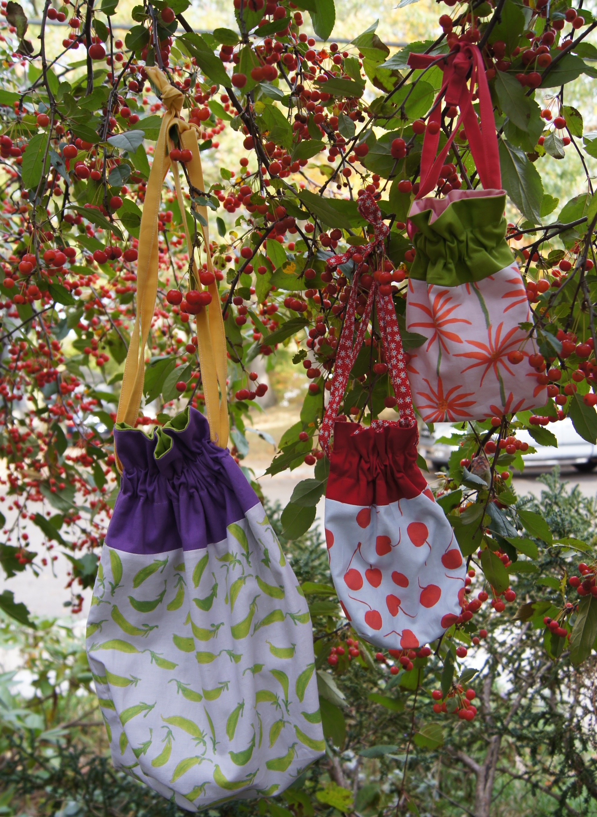 2 sizes of Drawstring bags made with "Dogs at the Farmers Market" fabrics