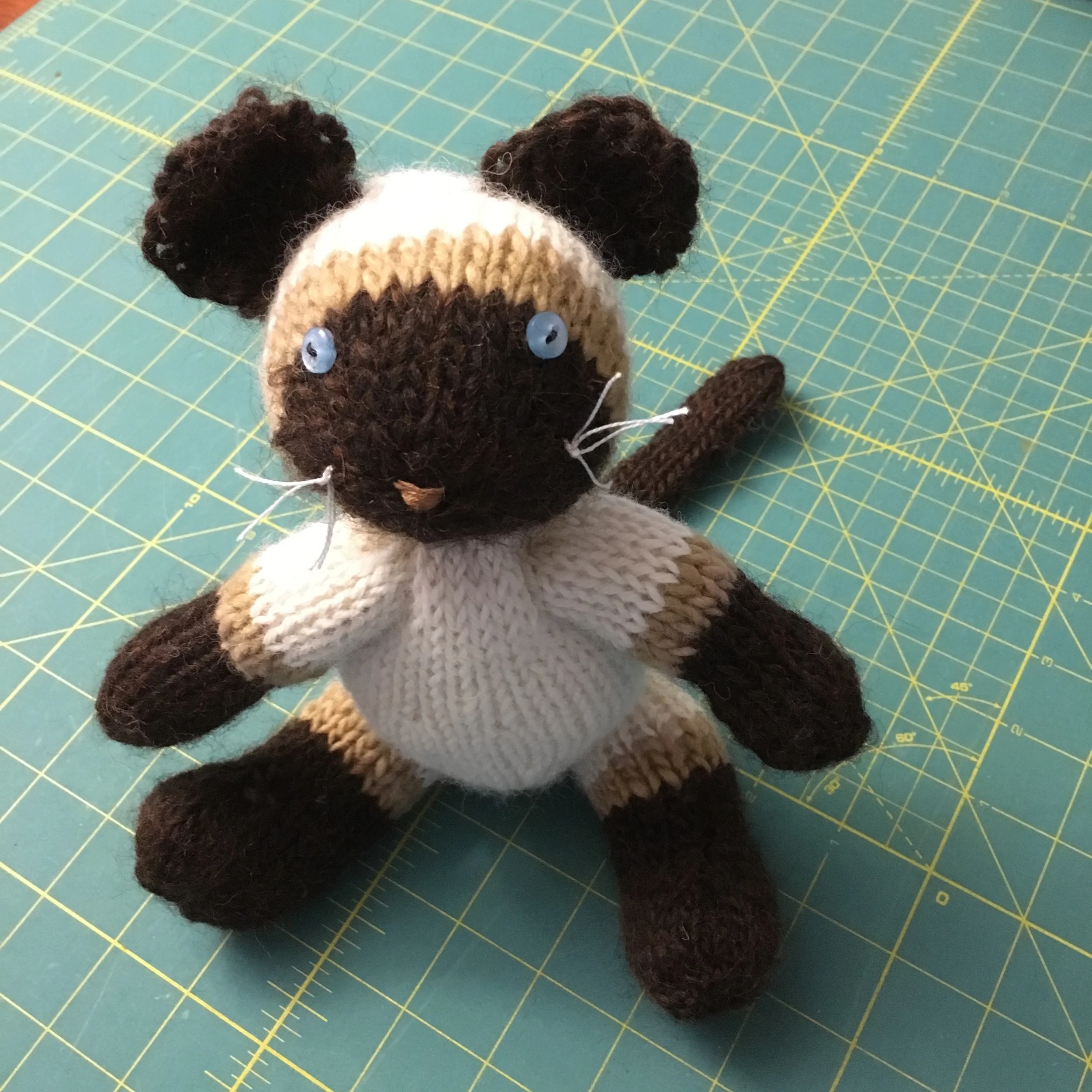 Fuzzy Mitten's Pattern for a Knit Siamese Cat