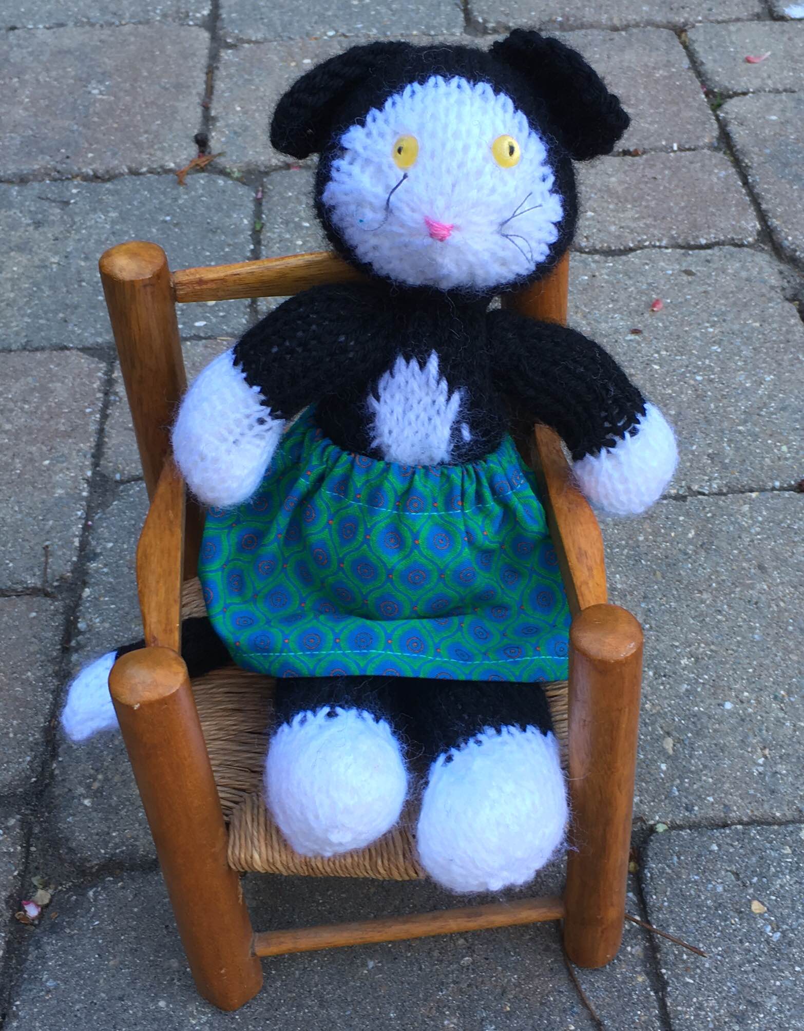 Black and White Tuxedo Cat, my variation of the pattern noted above