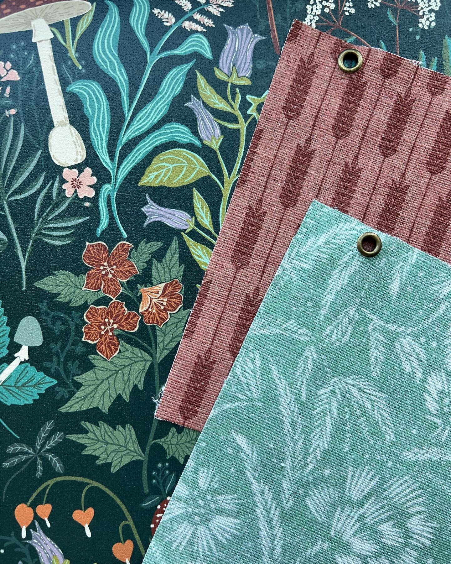 Moody botanical fabric wallpaper combo&hellip;
Patterns featured - Beautiful Poisons, Astrella Paisley, Wheat Leaf, Flowers for Emma and Stargazer. 
.
.
.
#moodybotanicals #wallpaper #darkbotanical #darkacademia #moodywallpaper #interiors #botanicalp