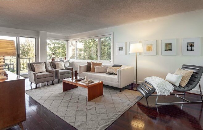 Urban living in this beautiful corner unit. Staged by Spade And Archer. 

📍2211 SW Park Pl #201, Portland, OR 97205

- $ 349,500
- 2 Beds
- 2 Baths
- 1,137 sqft

Contact @courtsheils with Laurie Holland Real Estate 503-242-9000 for more details on t