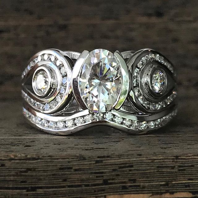 We just finished this wedding set! Perfect style for the active bride!!!
#rogersandco #rogersandcofinejewelry #customjeweler #weddingset #halfbezel #channelset #montanabride #missoula