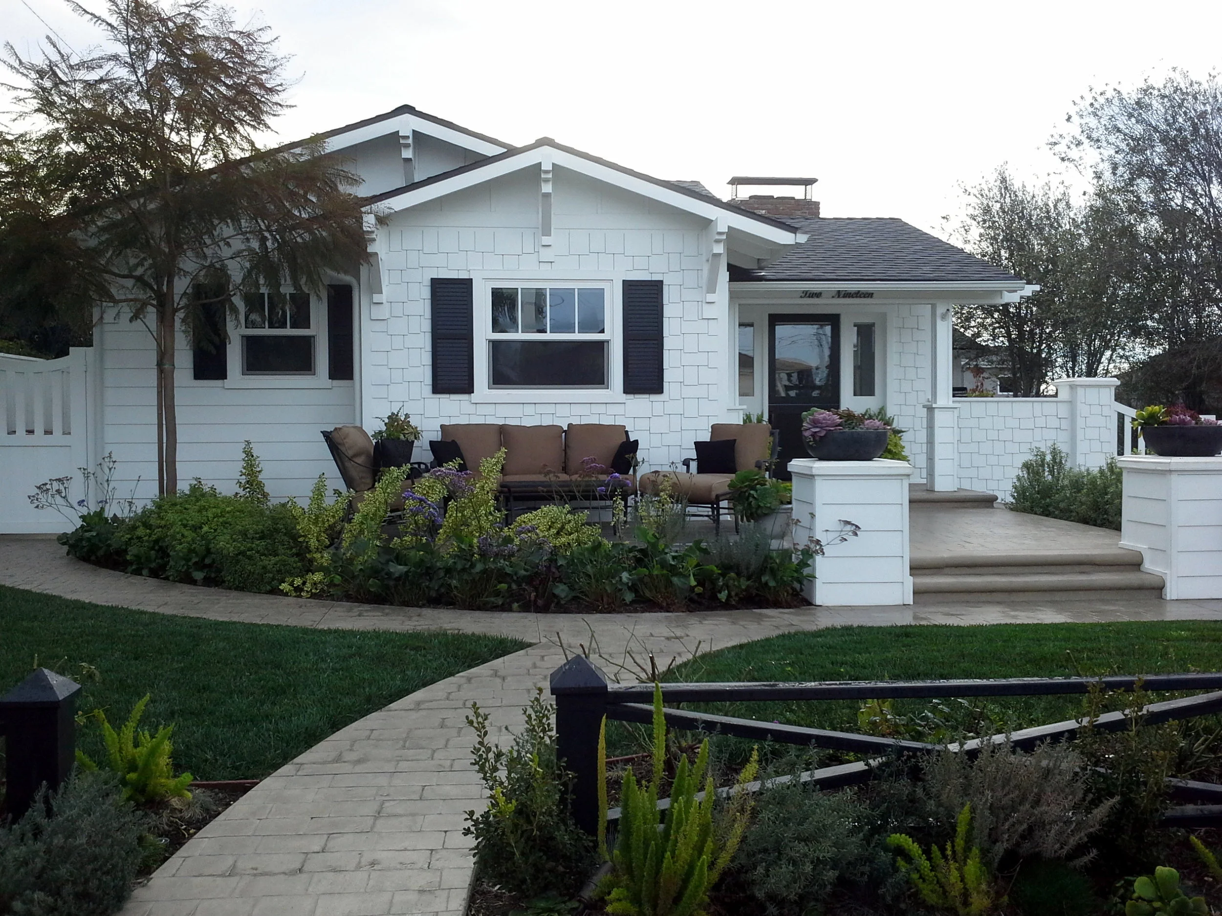 BLACK AND WHITE HOUSE GARDEN DESIGN
