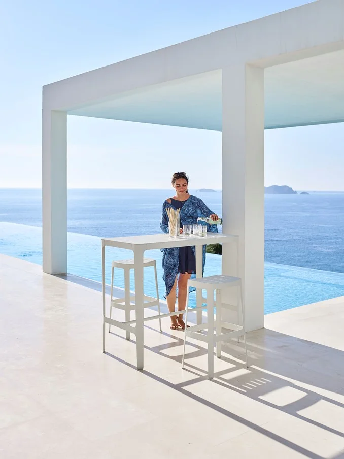 Cut Bar Table in White, aluminum