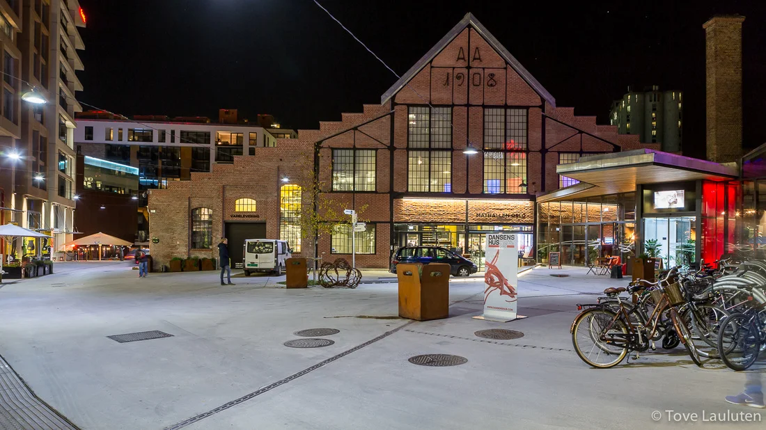 Mathallen/Vulkan Arena I samarbeid med Radio Rox og Mathallen Oslo ønsker vi velkommen til en kulinarisk-musikalsk reise i Mathallen Oslo lørdag 8. november fra kl. 18:00. Rundturen starter på Torget kl. 18 hvor Via italia serverer økologiske skinker og Unnveig Aas spiller forførende poplåter. Så tusler vi ut i Vulkanfisk sin lavvo for en minikonsert med Hanif Kawousi og en smakebit av havets delikatesser. Med førsteklasses utsikt til Akerselva og deilig Amerikansk soul food huser Smelteverket kveldens siste musikalske forrett - nemlig Klüwer/Drefvelin. Etter de tre kanapékonsertene møtes vi på Torget til kveldens overraskelser: den kulinariske og musikalske hovedretten! Priser: 4-retters (3 x kanapékonserter og hovedretten på Torget): Kr. 450,- Kun hovedretten + hovedkonsert (på Torget kl. 20:00): Kr. 200,- NB! Kun billetter via denne linken: http://www.mathallenoslo.no/hva-skjer/musikkformat---en-musikalsk-kulinarisk-reise