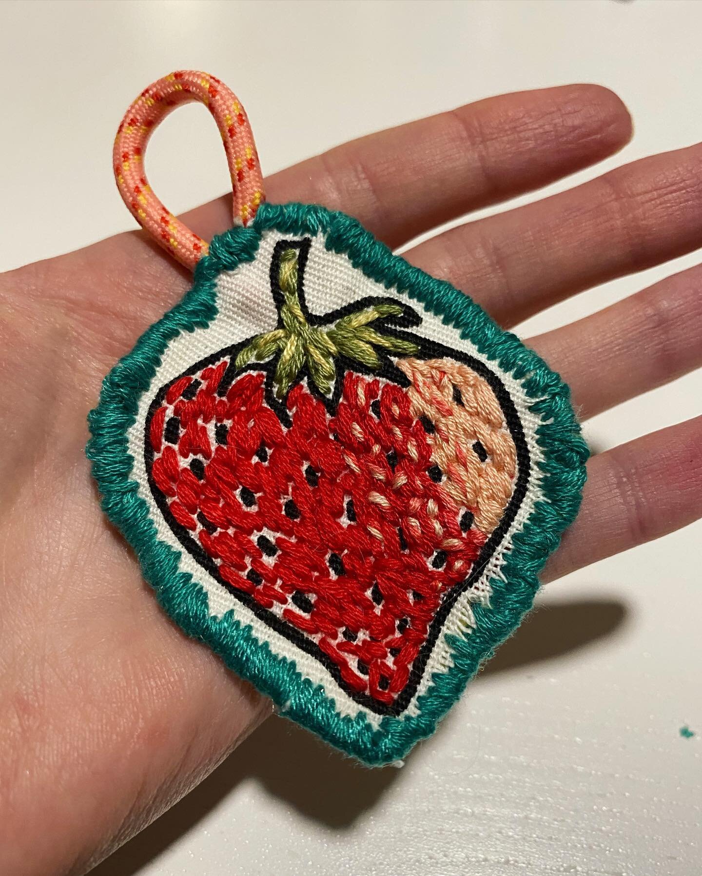 Strawberry friend keychain
.
.
#keychains #strawberry #embroidery #quickproject #sewing #threadart #threadpainting #craft #makersofinstagram