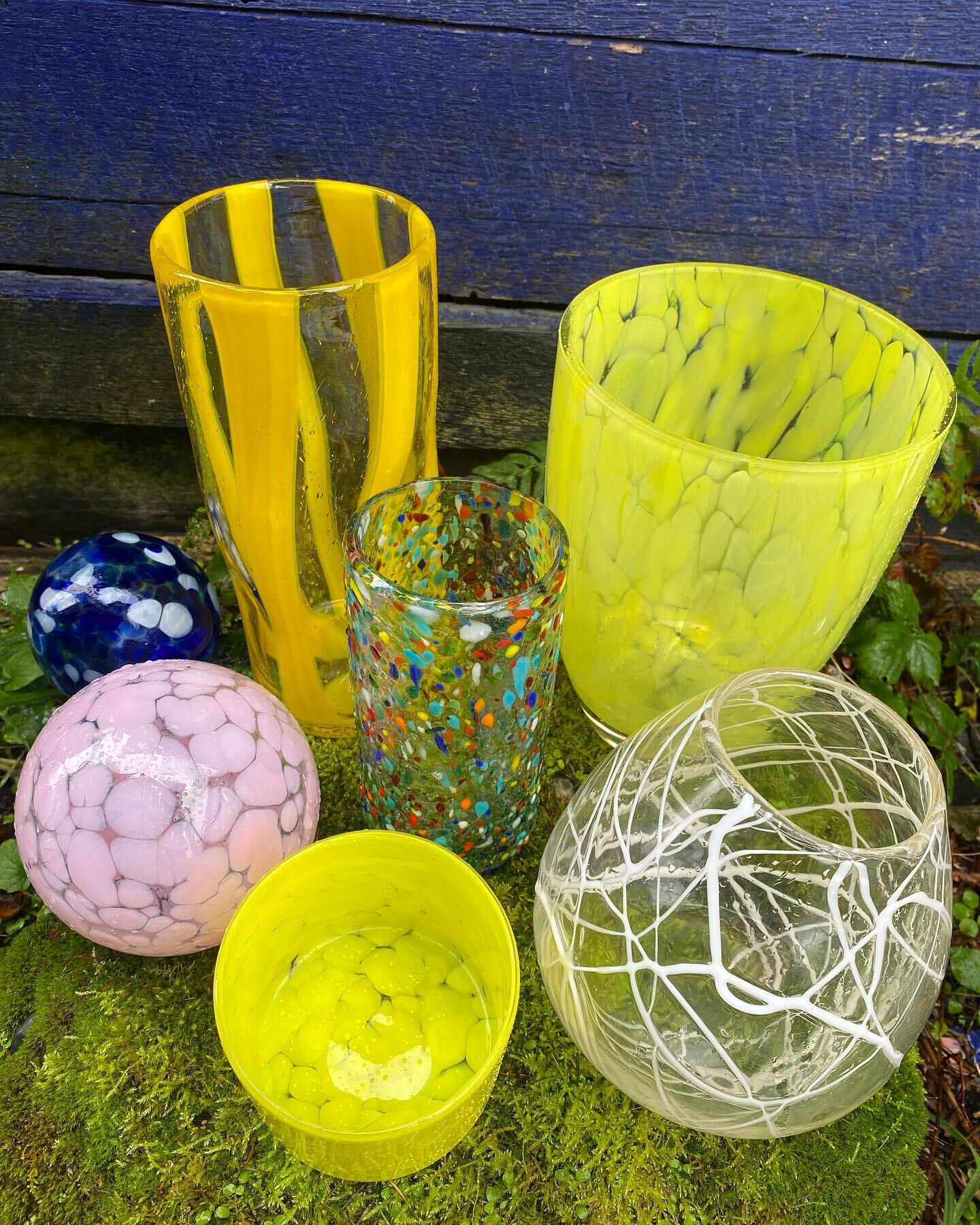 Latest work, texture. Slowly getting bigger. 
.
.
#glassblowing #glassart #glassartist #girlswhoblowglass #makersofinstagram #vase #rainbow #pink #yellow
