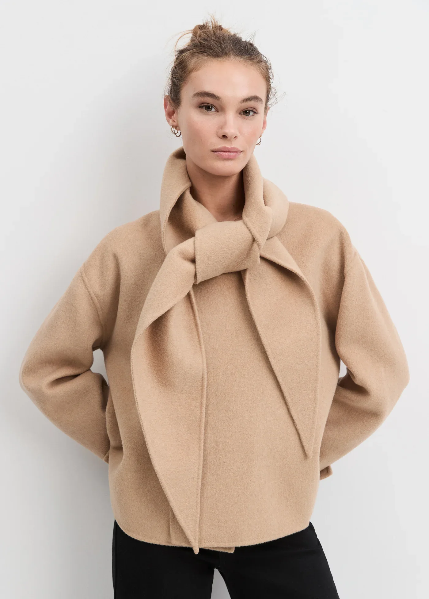 the jamie coat fjc0as7552_camel_fcmkoz9514_onyx_032_88c4a2ff-e619-4268-91f0-96ad292e1ed6.jpg.webp