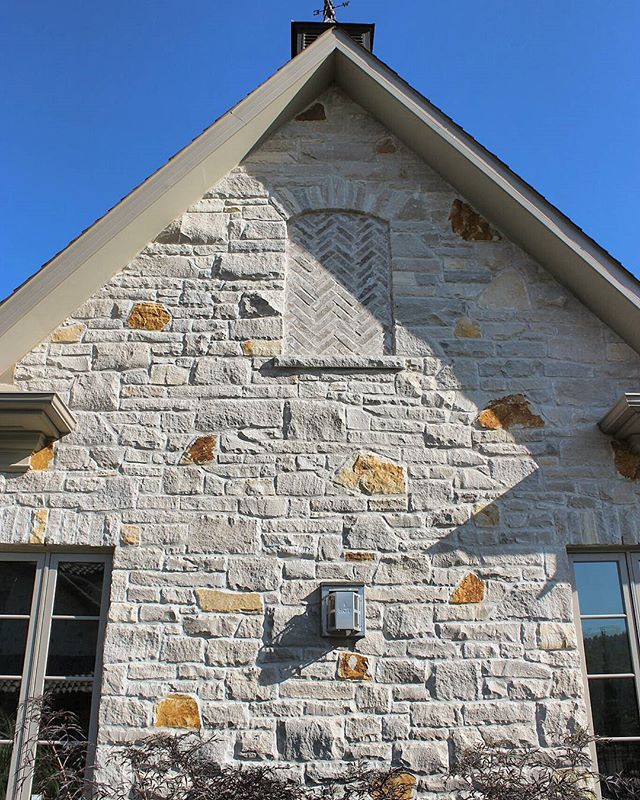 #buildinghomes #naturalstone #herringbonewindow