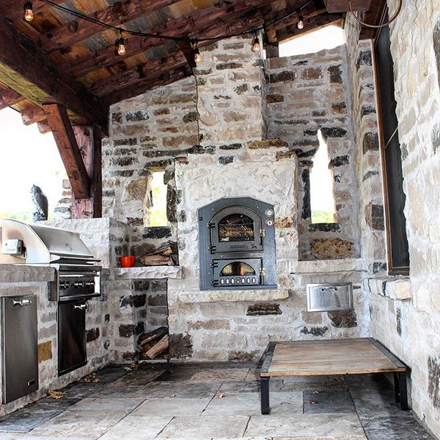 #naturalstone #outdooroven #pizzaoven #bbq #rusticstone #cookingoutside