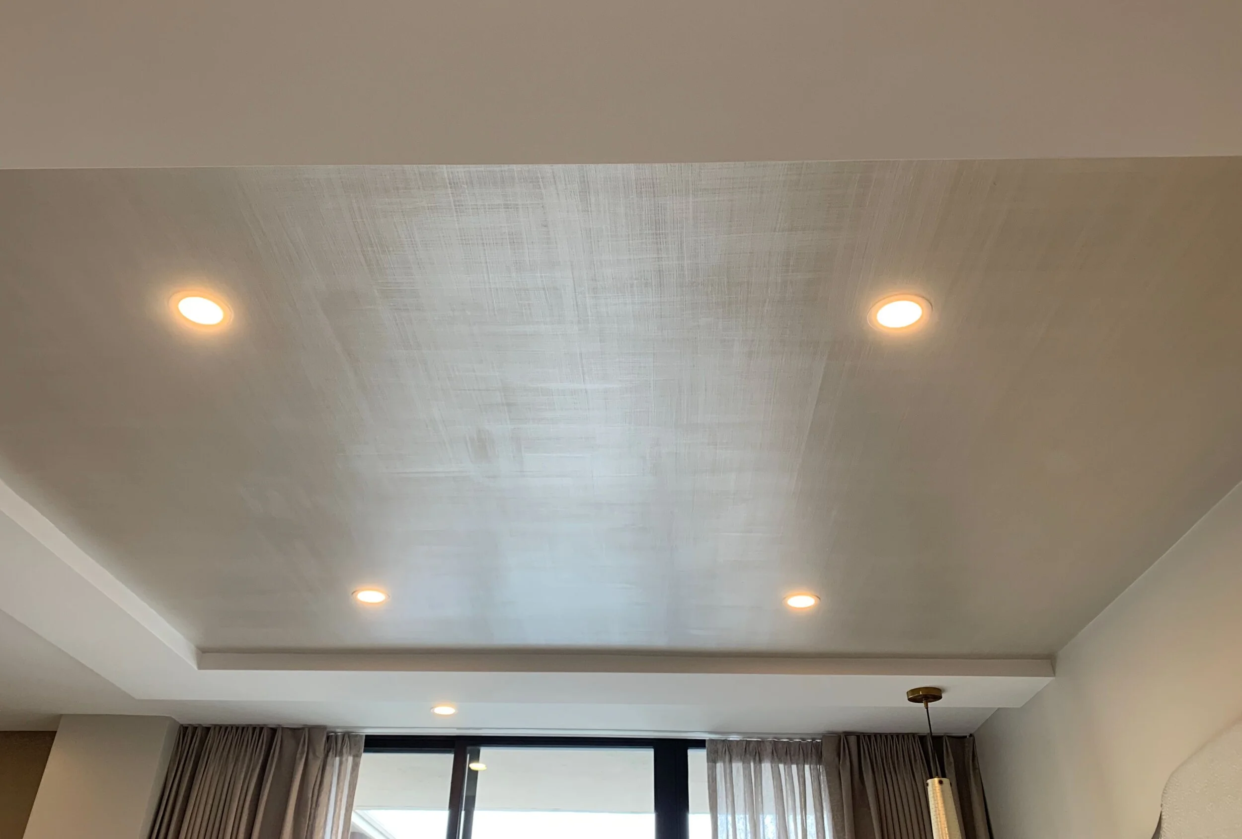 Metallic pearl linen-look ceiling