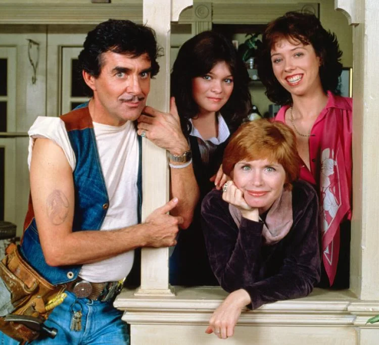 Pat Harrington Jr., Valerie Bertinelli, Bonnie Franklin and MacKenzie Phillips in One Day at a Time .