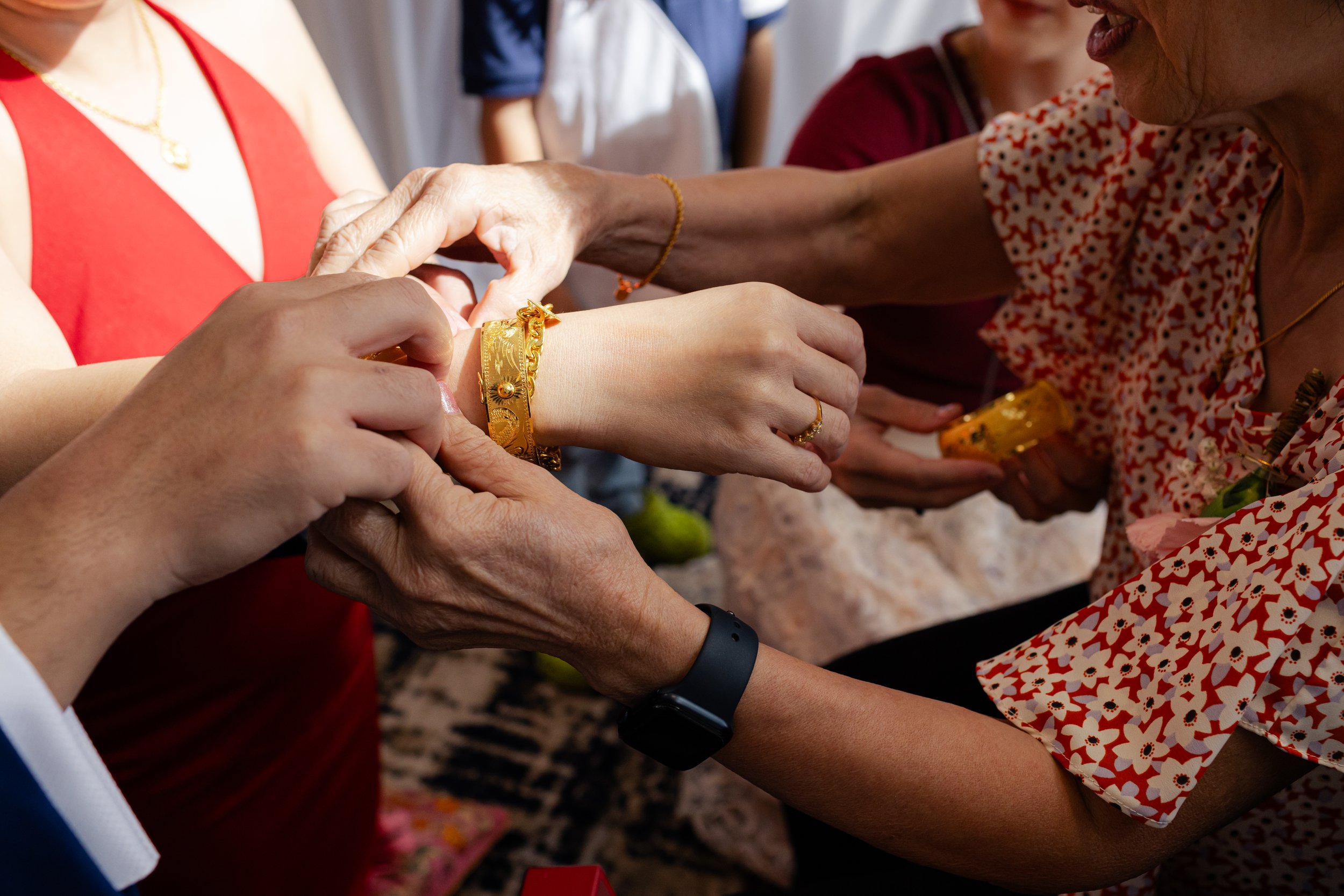 Giving of bracelets 