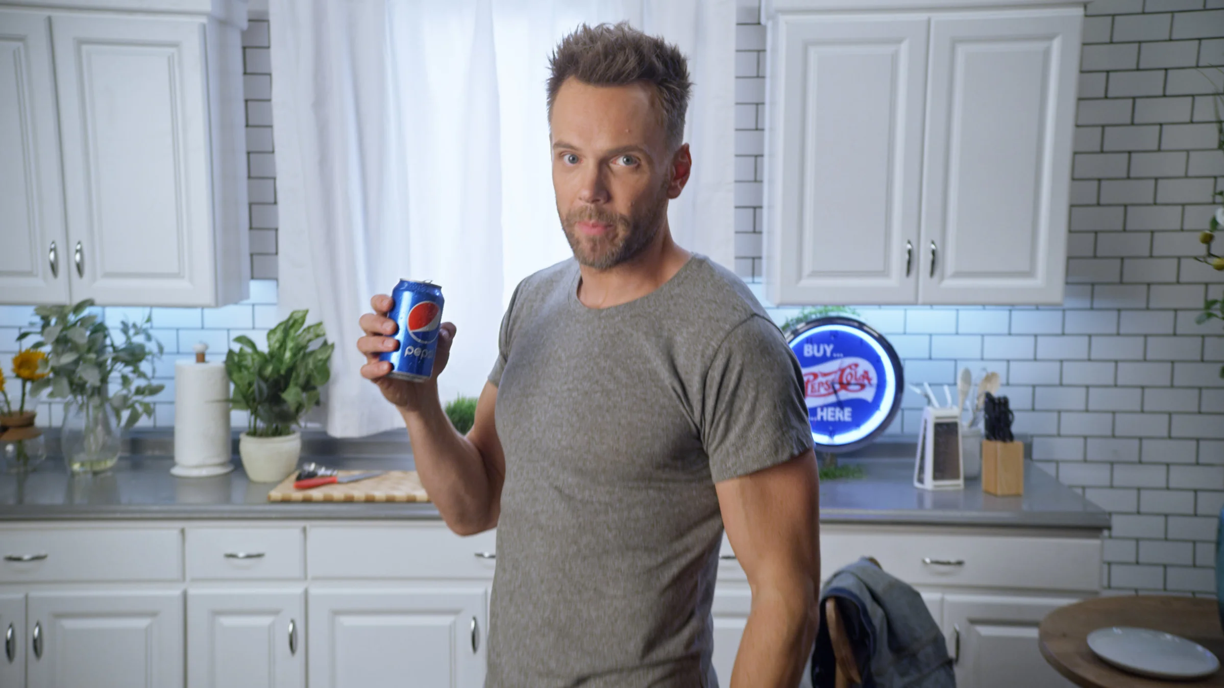 Joel+McHale+16x9+A.jpg