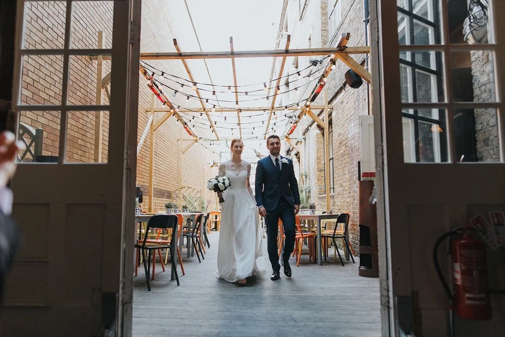 bride and groom arrive at Tanner & Co
