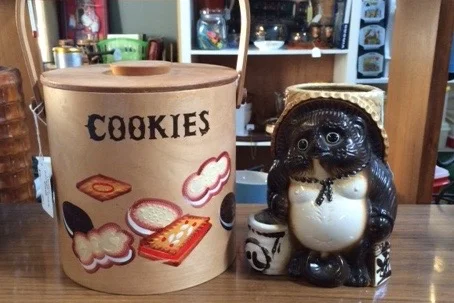&nbsp; &nbsp; &nbsp; &nbsp; &nbsp; &nbsp; &nbsp; &nbsp; &nbsp; &nbsp; Vintage Cookies and Tanuki