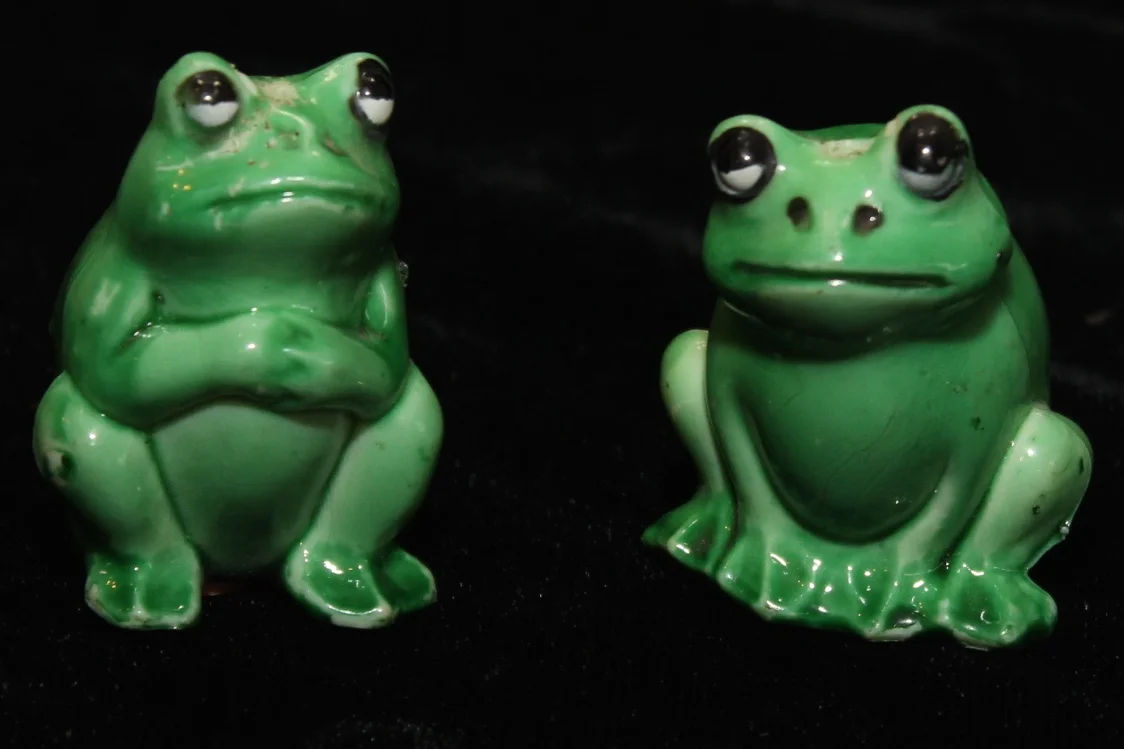 Very small frog salt and pepper shakers