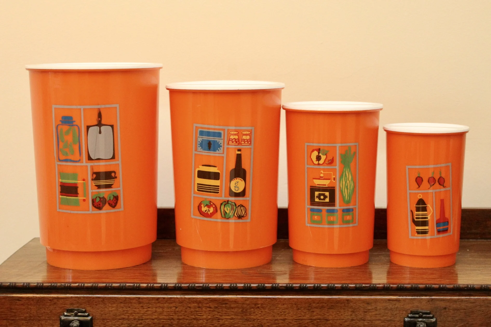 Retro Canisters What happened to displaying canisters on the bench