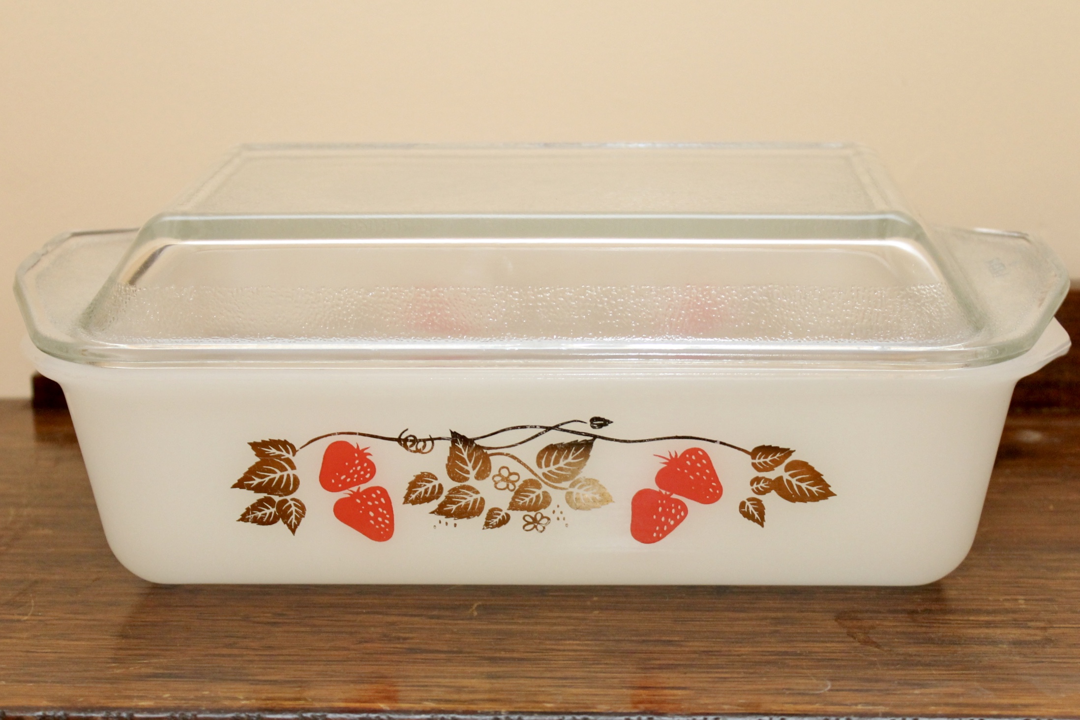 Pyrex Agee - Strawberry Fair - C 1960