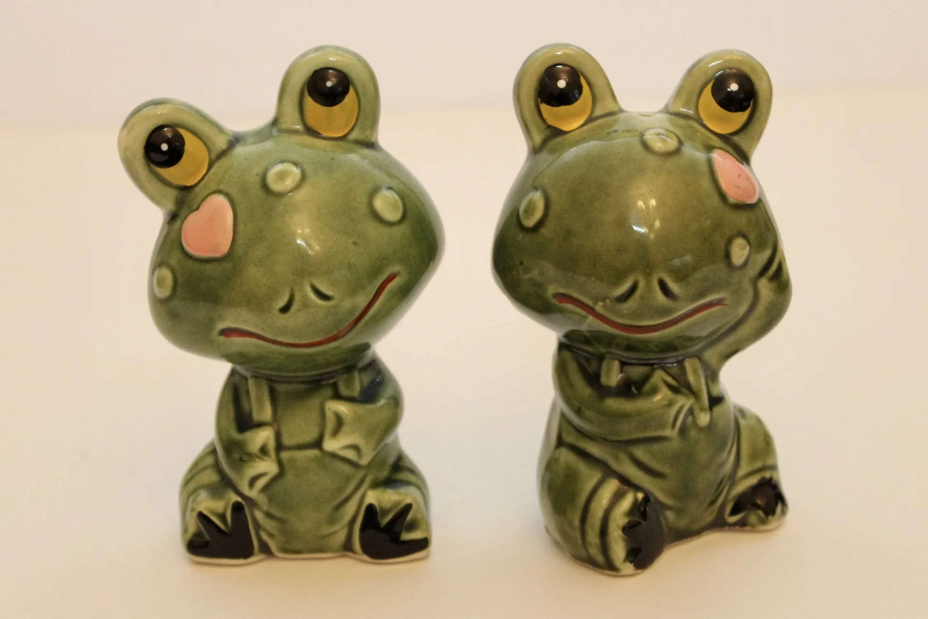 Frog Salt and Pepper Shakers with Pink Hearts