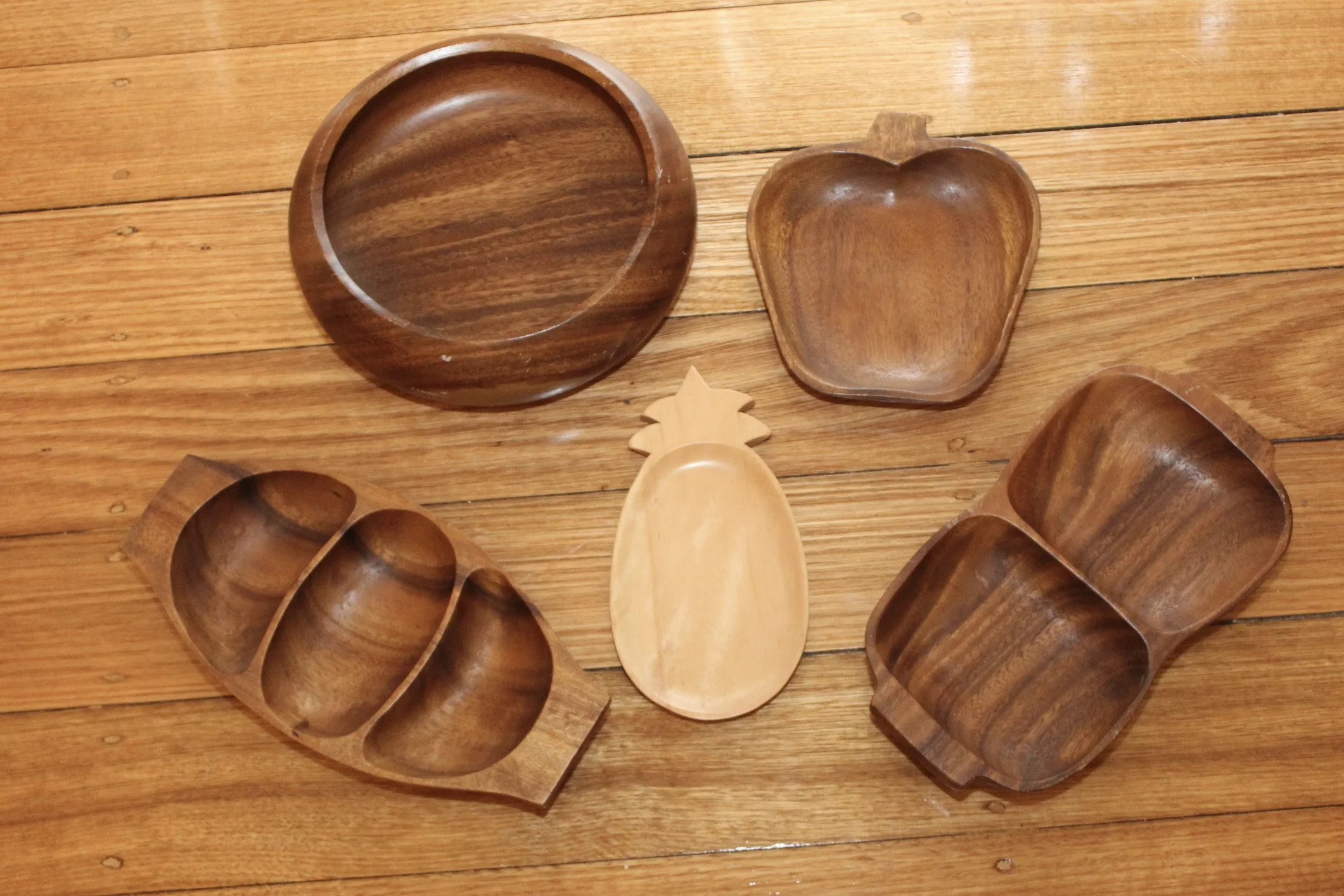 Retro wooden nuts, snack and serving pieces
