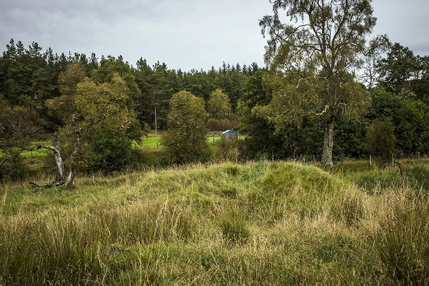 A sub-cairn at the foot of the main mound