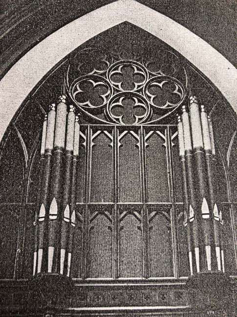 Façade of the Reuter organ and wood grille before the removal (in 1967) of the 10 non-speaking pipes retained from the previous Pilcher organ.