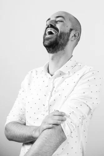 Likes : de geur van een nieuw boek, Jurassic Park, absurde humor, The Mars Volta en Josje van K3. Dislikes : Geert Hoste, het peuteren in navels, pipo's die niet pinken als ze een rotonde afrijden en het geluid van een krakend slakkenhuisje onder je schoenzolen.