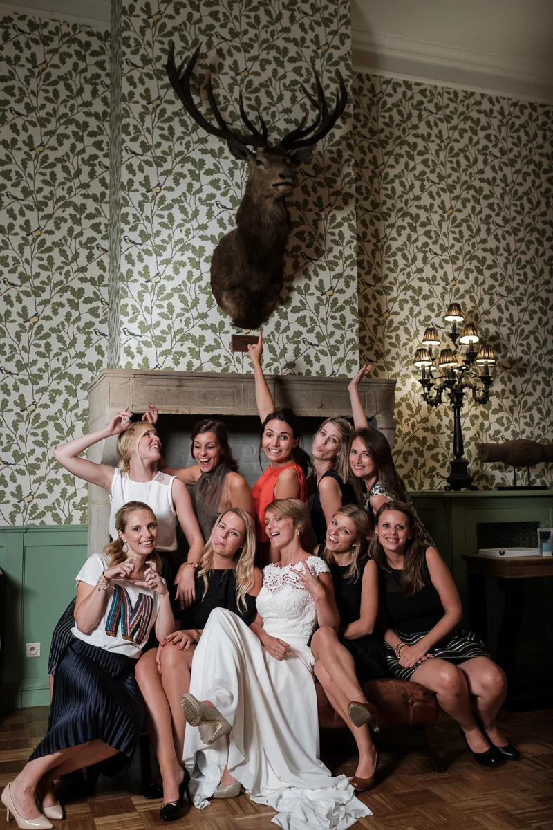 Fotoreportage van het huwelijk van de Sarah en Cédric. En dat was er één met stijl. Ze trouwden op de laatste nazomerdag van het jaar, vergezeld van een grote groep vrienden en familie Deze huwelijksfotograaf van iso800 was alvast gecharmeerd door de vrolijke no-nonse bruidegom en de prachtige, super-sympathieke bruid. Groepsfoto van de bruid en haar vriendinnen.