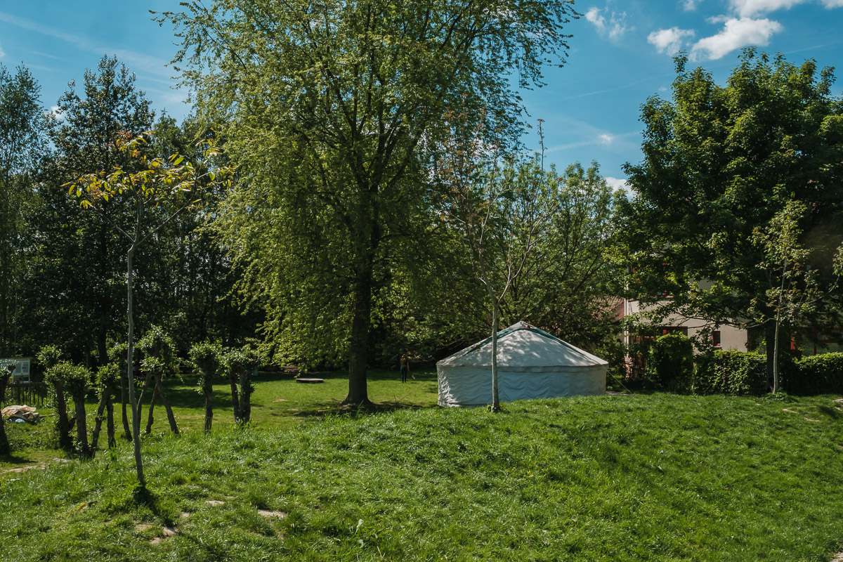 GREEN is een fotografisch priveproject van Jonathan Debeer (iso800) waarbij hij op zoek gaat naar inspirerende jonge bedrijven op het snijpunt tussen ecologie en technologie. De Steiner school in Lier biedt sinds enkele jaren een opleiding ecologisch bouwen aan.